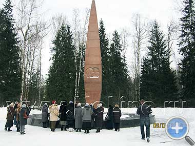Памятник космонавтам в деревне Новоселово